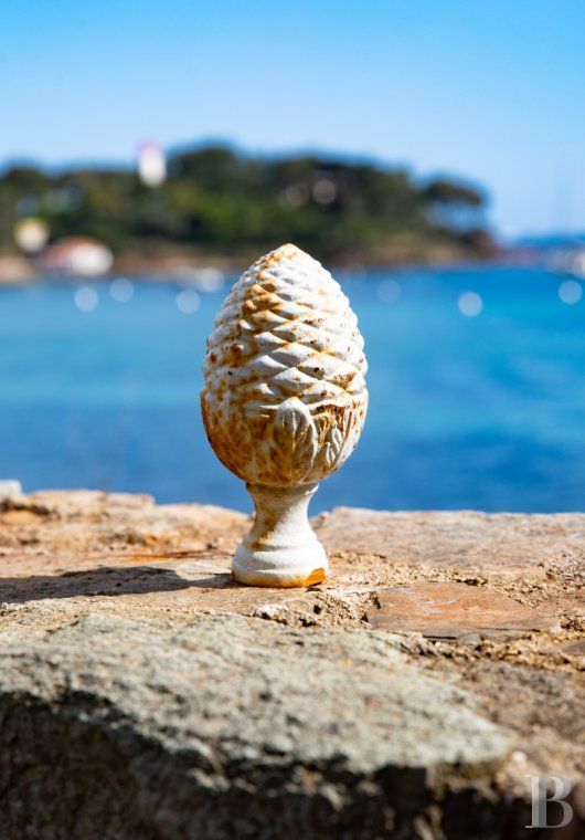 A family home built on the foundations of an ancient fortress in Agay harbour, Saint-Raphaël - photo  n°2